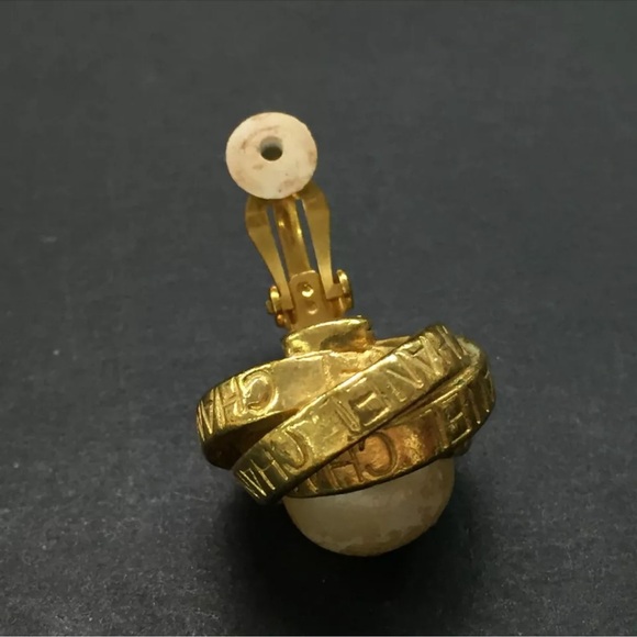 Vintage Chanel button Round coco logo mark Pearl Gold Clip on earrings - Picture 7 of 11